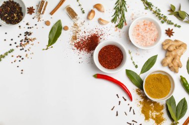 Baharat otlar ve Yeşiller seçim. Yemek pişirmek için malzemeler. W