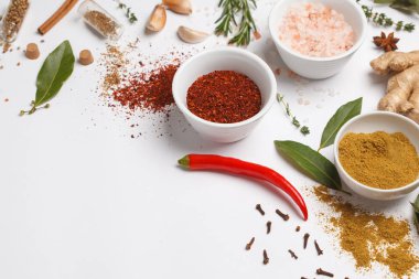 Baharatlar, otlar ve Yeşiller seçim. Yemek pişirmek için malzemeler. 