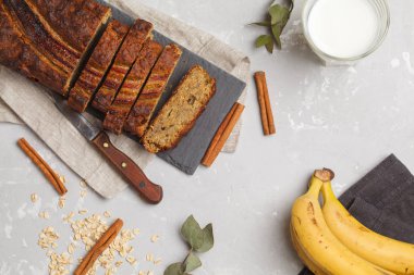 Muz ekmeği tarçın ile siyah mazisi dilimlenmiş. Gri backgro