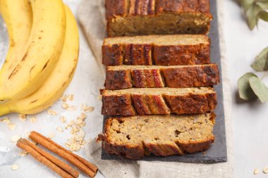 Vegan muz ekmeği tarçın ile siyah mazisi dilimlenmiş. Gri b