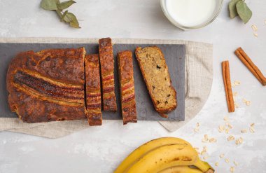 Muz ekmeği tarçın ile siyah mazisi dilimlenmiş. Gri backgro