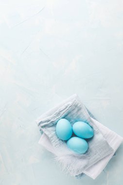 Beyaz mavi Paskalya dekorasyon boyalı Paskalya yumurtaları, ihale. Kopya s