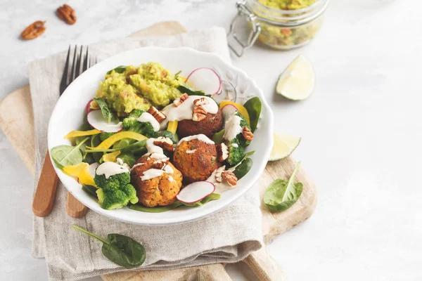 Vegan gebakken zoete aardappel gehaktballen, guacamole en groenten sal — Stockfoto