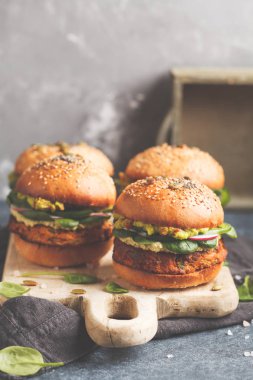 Sağlıklı pişmiş tatlı patates hamburger ile bütün tahıl çörek, guacamol