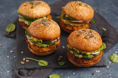 Sağlıklı pişmiş tatlı patates hamburger ile bütün tahıl çörek, guacamol