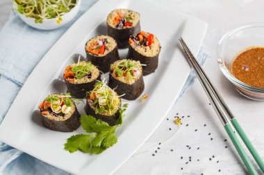 Vegan suşi rulo quinoa, sebze ve soya fındık soslu bir