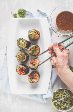 Vegan suşi rulo quinoa, sebze ve soya fındık soslu bir