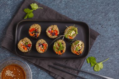 Vegan suşi rulo quinoa, sebze ve soya fındık soslu bir