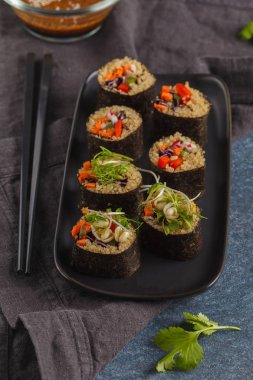 Vegan suşi rulo quinoa, sebze ve soya fındık soslu bir