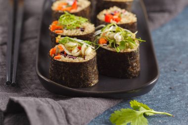 Vegan suşi rulo quinoa, sebze ve soya fındık soslu bir