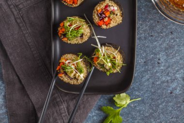 Vegan suşi rulo quinoa, sebze ve soya fındık soslu bir