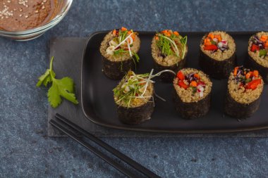Vegan suşi rulo quinoa, sebze ve soya fındık soslu bir