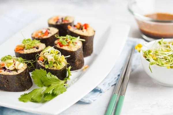 Vegan sushi κυλίνδρους με κινόα, λαχανικά και σάλτσα σόγια-καρύδι ένα — Φωτογραφία Αρχείου