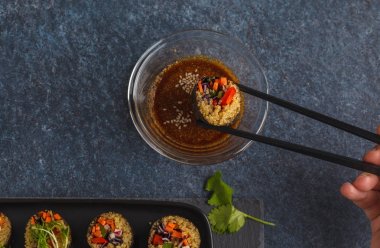Vegan suşi rulo quinoa, sebze ve soya fındık soslu bir