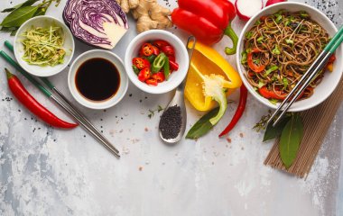 Sağlıklı vegan buğday noodle sebze karışımı ile Filiz