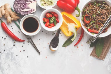 Sağlıklı vegan buğday noodle sebze karışımı ile Filiz