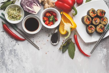 Vegan gıda arka plan. Quinoa, sebze ve s suşi rulo