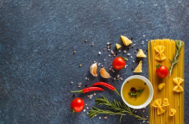 İtalyan pasta malzemeler arka plan. Spagetti, zeytin yağı, Parm