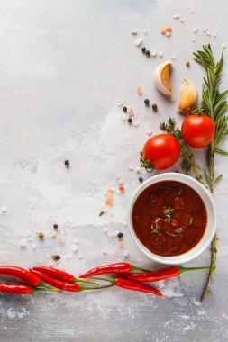 Baharatlı sosu malzemeler hafif bir arka plan gıda çerçeve üzerinde. Baharat