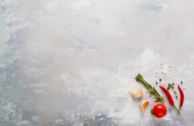 Baharatlar, bitkiler, sebze gri arka plan çerçeve. Üstten Görünüm, kopya 