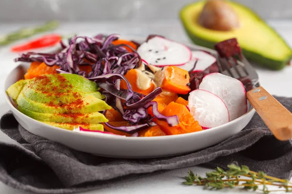 Salada vegetariana brilhante de beterraba assada, batata-doce e abacate — Fotografia de Stock