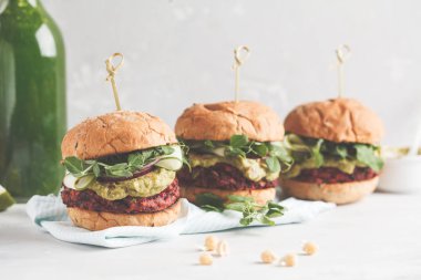 Vegan pancar nohut Burger makarna, guacamole 