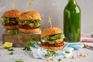 Vegan pancar nohut Burger makarna, guacamole 