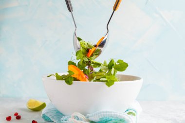 Parlak Trabzon hurması salata karıştırma. Sağlıklı yeşil vejetaryen yemek