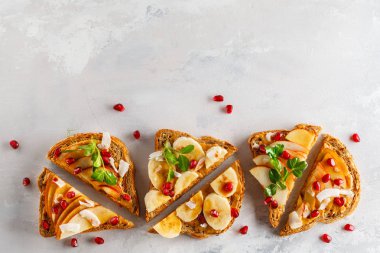 Fıstık ezmesi sandviç elma, muz ve nar ile geri