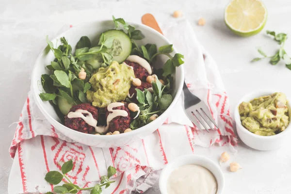 Grünes Gemüse veganer Salat mit Rübenfrikadellen, Guacamole — Stockfoto