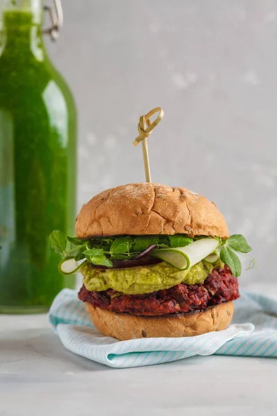 Wegańskie buraków burger z warzywami, guacamole i żyta bun — Zdjęcie stockowe