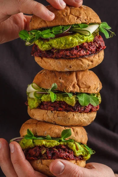 Vegane gesunde Burger in Männerhand. — Stockfoto