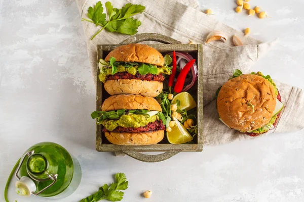 Hamburguesas veganas de garbanzos de remolacha con verduras, guacamole —  Fotos de Stock