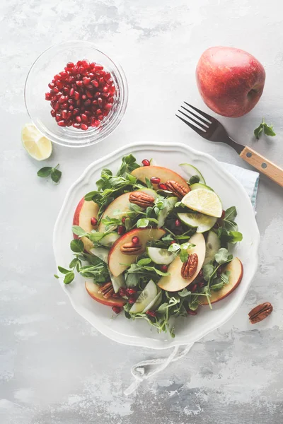 Light green apple pecan pomegranate salad. Vegan Healthy Food — Stock Photo, Image