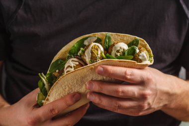 Vegan falafel sebze ve tortilla tahin sosu ile