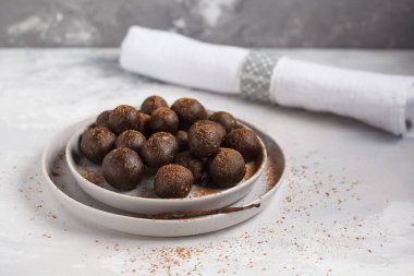 Vanilya-çikolata çiğ vegan tatlı topları ile fındık, tarihleri ve coc