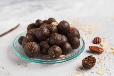 Vanilya-çikolata çiğ vegan tatlı topları ile fındık, tarihleri ve coc