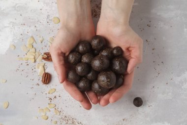 Vanilya-çikolata çiğ vegan tatlı topları ile fındık, tarihleri ve coc