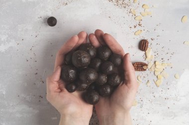 Vanilya-çikolata çiğ vegan tatlı topları ile fındık, tarihleri ve coc