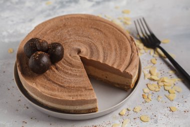 Çiğ vegan çikolata-karamelli cheesecake ham topları ile. Sağlıklı v