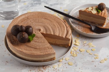 Çiğ vegan çikolata-karamelli cheesecake ham topları ile. Sağlıklı v