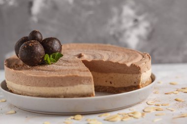 Çiğ vegan çikolata-karamelli cheesecake ham tatlı topları ile. Hea