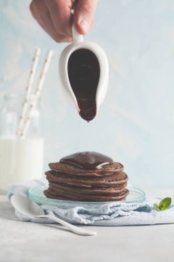 Çikolata çikolata şurubu ile krep, Şef dökülen sıvı choco