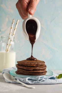 Çikolata çikolata şurubu ile krep, Şef dökülen sıvı choco