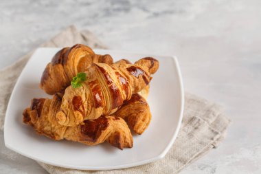 Taze kruvasanlar hafif bir arka plan kopya alanı üzerinde. Fransız cuisi