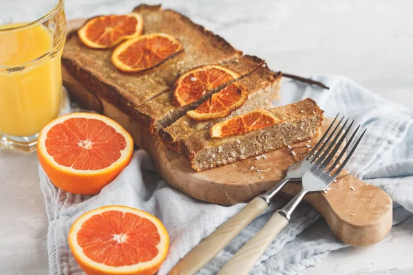 Pastel de naranja vegano casero saludable con coco, espacio para copiar. Hea. — Foto de Stock