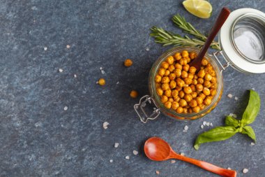 Sağlıklı snack - pişmiş baharatlı nohut cam kavanozda, üstten görünüm, 