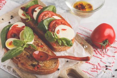 Mozzarella peyniri, domates ve fesleğen ahşap b Caprese sandviç
