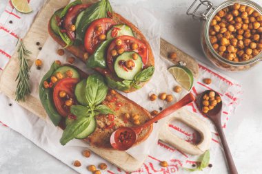 Domates, salatalık, kızarmış Nohut ile açık vejetaryen sandviç 