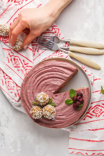 Caramelo de bayas rosadas pastel de queso vegano crudo con coco dulce crudo b — Foto de Stock